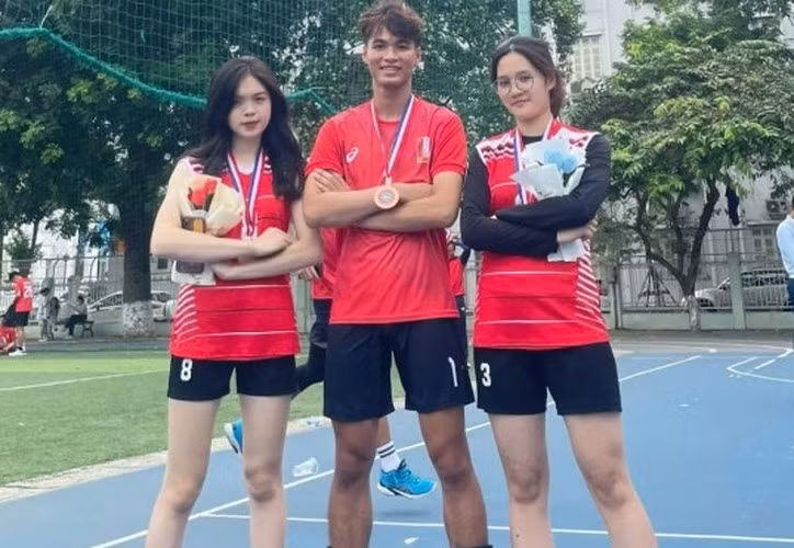 Huyền Trang chơi bóng chuyền từ năm 15 tuổi và nhanh chóng có được thành công ở bộ môn này nhờ năng khiếu bẩm sinh và nỗ lực tập luyện.