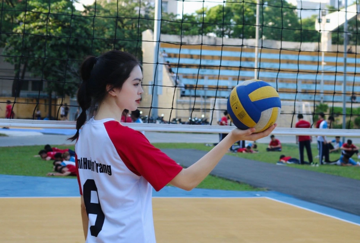 Đinh Thị Huyền Trang hiện là sinh viên ngành Kỹ thuật thực phẩm, Đại học Bách khoa Hà Nội sở hữu nhan sắc xinh đẹp và năng khiếu chơi bóng chuyền.