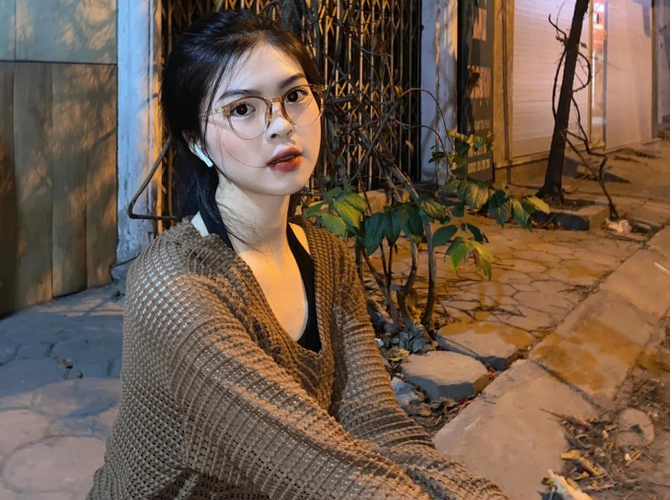 Huyền Trang sở hữu hàng chục ngàn fan hâm mộ trên các trang mạng xã hội nhờ tài năng và vẻ ngoài xinh đẹp.