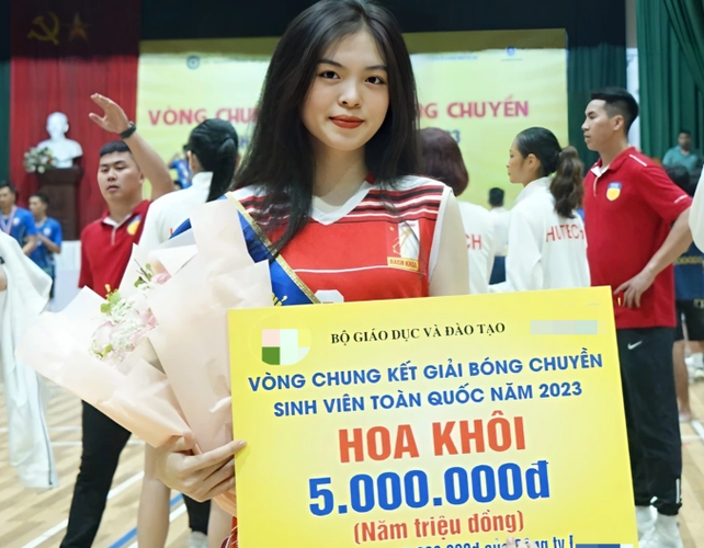 Đinh Thị Huyền Trang (19 tuổi, Nghệ An) đoạt danh hiệu hoa khôi giải Bóng chuyền sinh viên toàn quốc 2023.