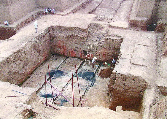 Năm 2004, các chuyên gia bất ngờ phát hiện lăng mộ của bà nội Tần Thủy Hoàng khi công nhân tiến hành mở rộng Đại học Tài chính và Kinh Tế ở thành phố Tây An, thuộc tỉnh Thiểm Tây, Trung Quốc.