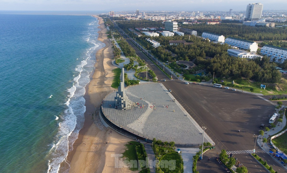 "Quang cảnh Nghinh Phong đẹp quá trời/ Vươn dài dải cát mãi xa khơi/ Dòng xanh gió giỡn miệt mài chảy/ Sóng bạc mây vờn mê mải trôi". Những vần thơ của tác giả Thanh Thanh Khiết là sự khái quát hoàn hảo cho khung cảnh tuyệt vời của tháp Nghinh Phong.