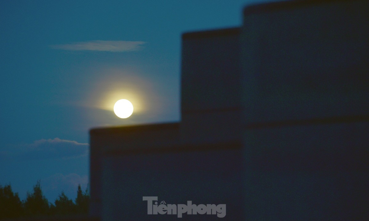 Khoảnh khắc tuyệt đẹp khi trăng nấn ná ở lại, lưu luyến trước khi nhường chỗ cho ánh bình minh ùa tới tháp Nghinh Phong.