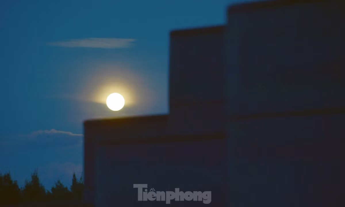 Khoảnh khắc tuyệt đẹp khi trăng nấn ná ở lại, lưu luyến trước khi nhường chỗ cho ánh bình minh ùa tới tháp Nghinh Phong.