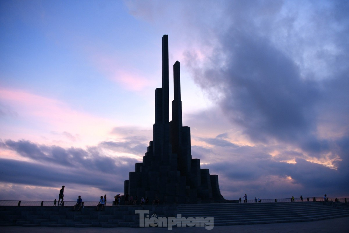 Hừng đông, tháp Nghinh Phong trở thành địa điểm yêu thích của người dân Tuy Hòa dậy sớm. Họ đến đây tập thể dục và đón ánh bình minh, sau đó bước vào ngày mới.