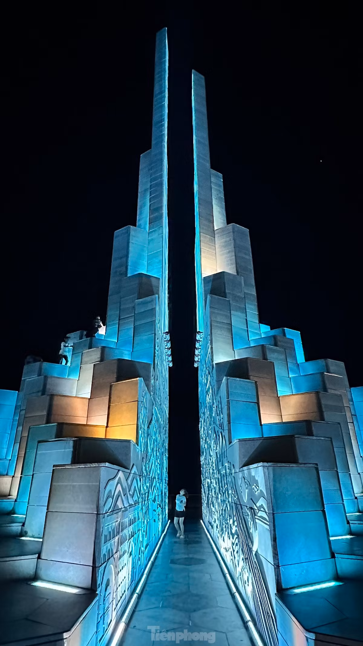 Chưa hết, tháp Nghinh Phong còn trở nên sống động vào bên đêm nhờ trang bị hệ thống chiếu sáng công nghệ cao. Hiệu ứng ánh sáng thay đổi liên tục biến nơi đây thành buổi trình diễn nghệ thuật đỉnh cao. Tháp Nghinh Phong không chỉ truyền tải thông điệp quá khứ mà còn mang hơi thở đương đại, đại diện cho con người Phú Yên mới sẵn sàng kiến tạo tương lai.