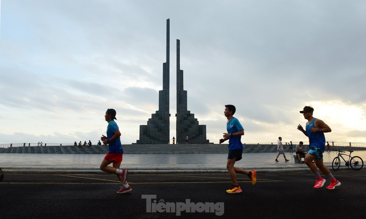 Trong số đó, có cả các chân chạy của CLB Phú Yên Runners, những người đang tích cực tập luyện, chuẩn bị cho Tiền Phong Marathon lần thứ 65 được tổ chức tại Phú Yên năm 2024.