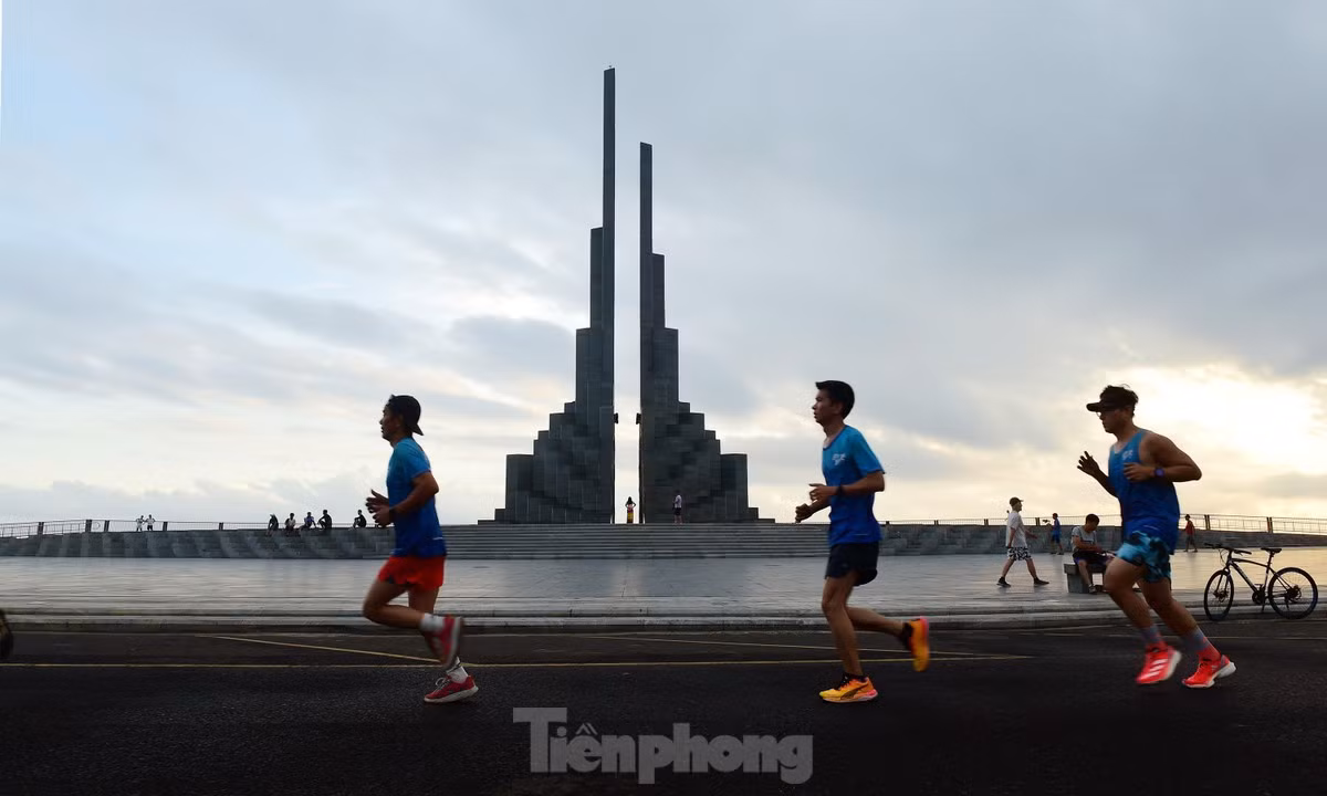 Trong số đó, có cả các chân chạy của CLB Phú Yên Runners, những người đang tích cực tập luyện, chuẩn bị cho Tiền Phong Marathon lần thứ 65 được tổ chức tại Phú Yên năm 2024.