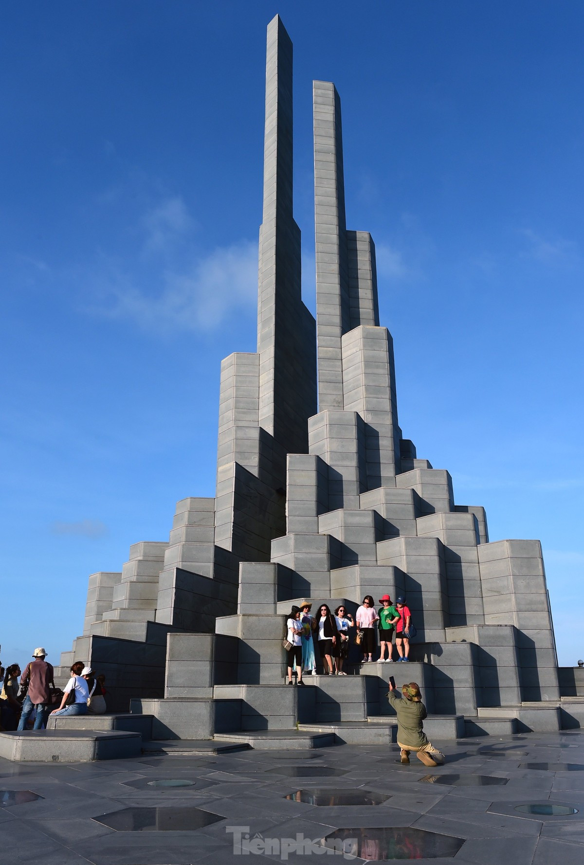 Tháp có kết cấu bê tông cốt thép và được ốp đá granite bên ngoài, loại vật liệu có độ bền vĩnh cửu. Không chỉ độc đáo về kiến trúc, vật liệu, tháp Nghinh Phong với tên gọi có nghĩa là "đón gió" còn gây thích thú khi có thể "phát âm thanh", bởi tiếng gió đi qua khe hai tòa tháp. Những "bản nhạc gió" mang tới cảm xúc khác nhau, khiến người ta nhớ đến bài thơ "Nhớ máu" của Trần Mai Ninh: ...Ơ cái gió Tuy Hoà…/ Cái gió chuyên cần/ Và phóng túng/ Gió đi ngang, đi dọc/ Gió trẻ lại - lưng chừng/ Gió nghỉ/ Gió cười, gió reo lên lồng lộng...