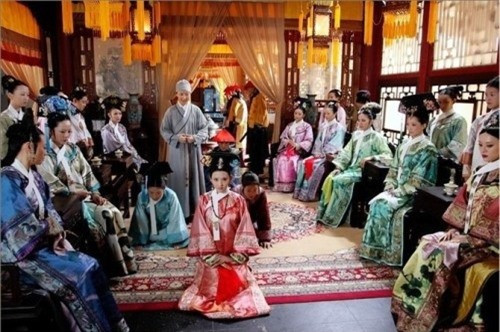 Tiếp đến, chuyện cung nữ đó từng được hoàng đế sủng hạnh sẽ bị lan ra khắp cung. Khi ấy, các phi tần sẽ dùng nhiều cách chà đạp, hành hạ cung nữ đó. Đồng thời, cung nữ sẽ bị những người bên cạnh ghen ghét, đố kỵ và bắt nạt. (Ảnh trong bài mang tính minh họa).