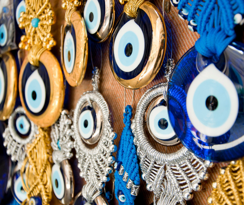 Vậy nên, người xưa thiết kế và đeo biểu tượng mắt ác để bảo vệ bản thân khỏi thế lực tà ác, những điều xấu xa, xui xẻo.