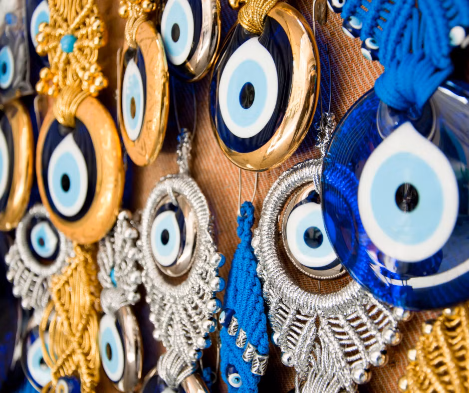 Vậy nên, người xưa thiết kế và đeo biểu tượng mắt ác để bảo vệ bản thân khỏi thế lực tà ác, những điều xấu xa, xui xẻo.