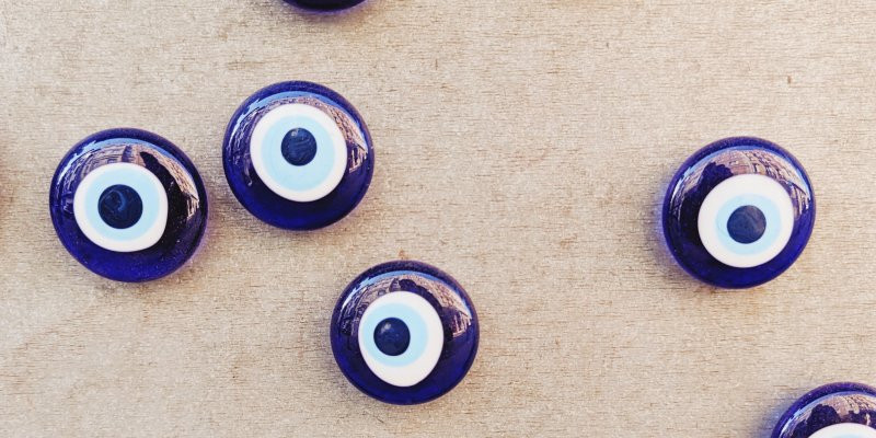 Hy Lạp cổ đại có những ghi chép về biểu tượng mắt ác (Evil Eye). Họ quan niệm rằng, mắt ác là lời cảnh báo về mối họa dành cho những ai từng được ca ngợi, ngưỡng mộ quá nhiều dẫn đến sự ảo tưởng về vị trí thực tế và những gì họ xứng đáng.