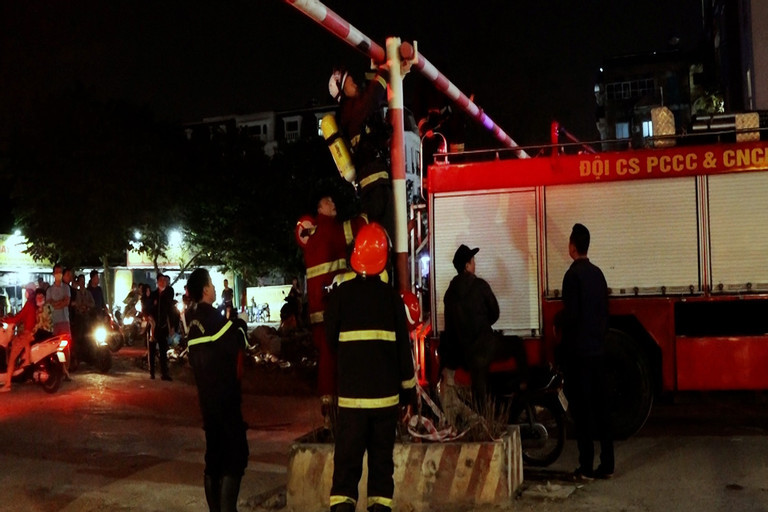 Nhiều trụ bê tông chặn đường xe cứu hỏa - Hình 2 Nhieu tru be tong chan duong xe cuu hoa-Hinh-2