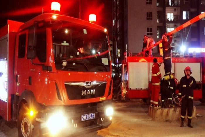 Nhiều trụ bê tông chặn đường xe cứu hỏa Nhieu tru be tong chan duong xe cuu hoa