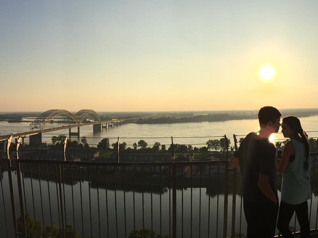 Chủ tiệm cà phê Hard Rock được cho là người đặt chiếc đầu lâu lên đỉnh tháp. Trong một cuộc trả lời phỏng vấn với New York Times, ông chủ Hard Rock cho hay, những tin đồn về "lời nguyền" ở Great American Pyramid là vô căn cứ.