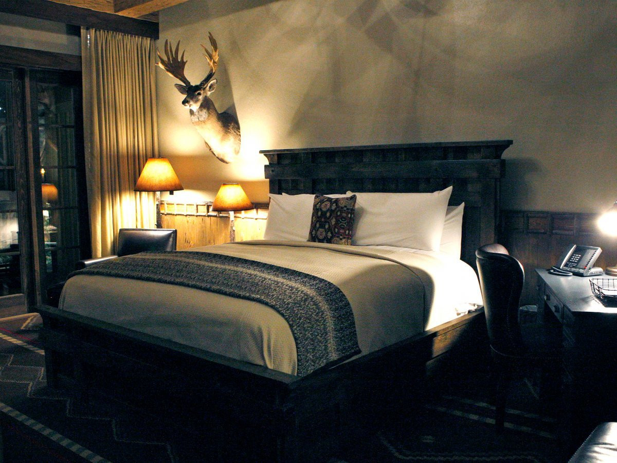 Ngoài ra, ông chủ Hard Rock xác nhận bản thân đã đặt rất nhiều vật thể pha lê bí ẩn khác bên trong Great American Pyramid như một phần tạo nên sự bí ẩn của tòa nhà hiện đại.