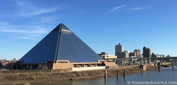 Tuy nhiên, kể từ khi văn phòng FedExForum mở cửa gần đó, những đội bóng lần lượt chuyển sân nhà. Theo đó, tòa nhà Great American Pyramid dần bị lãng quên, ít người lui tới.