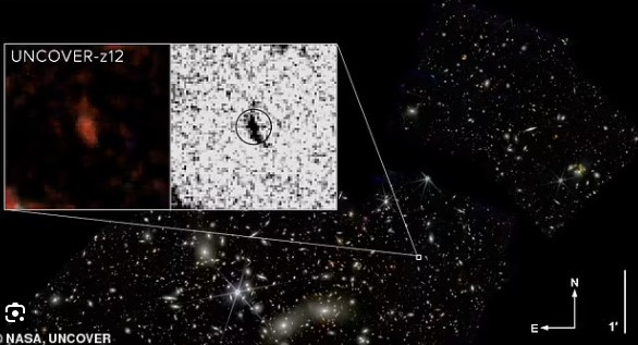 Hai "đứa con của Big Bang" chính là 2 thiên hà cổ đại. Trong số này, một thiên hà được mô tả như hạt đậu phộng và thiên hà còn lại trông giống như quả bóng bằng bông. Cả 2 thiên hà này đều có tuổi đời gấp gần 3 lần Trái Đất.