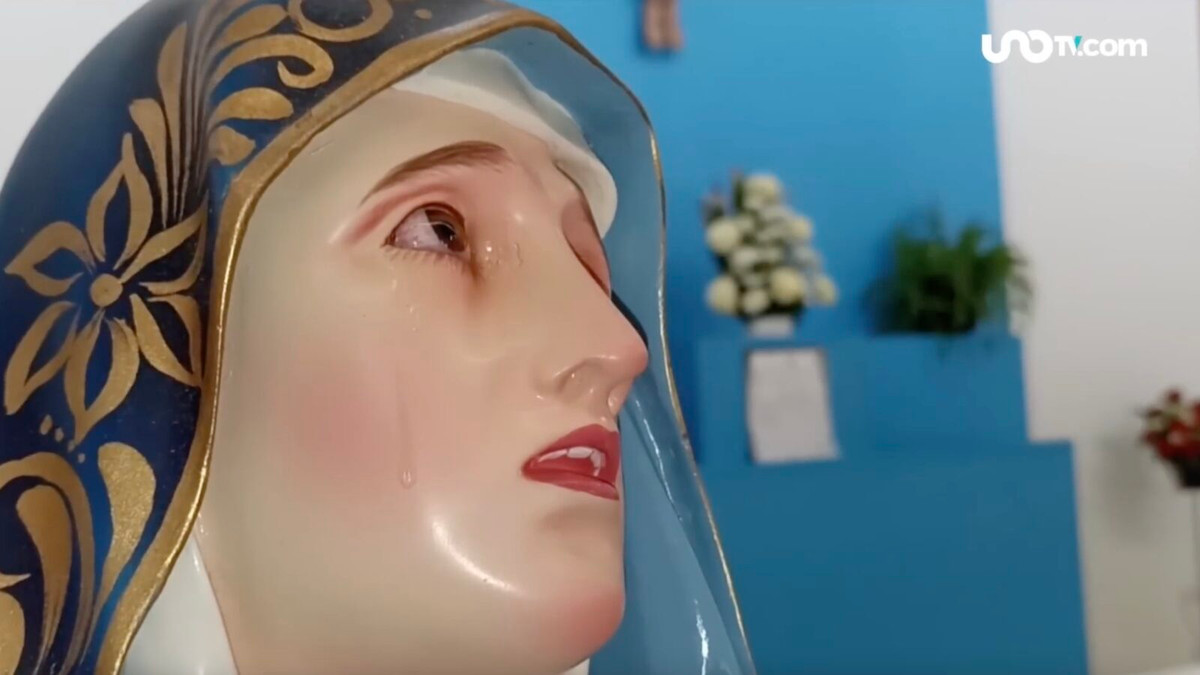 "Bạn cần một bức tượng rỗng làm từ thạch cao hoặc gốm, bên ngoài được phủ một lớp chống thấm nước. Bức tượng được lấp đầy nước thông qua một lỗ nhỏ không nhìn thấy ở phía trên. Vật liệu xốp sẽ hấp thụ nước vào bên trong nhưng lớp ngoài sẽ ngăn nó chảy ra", ông Luigi giải thích.