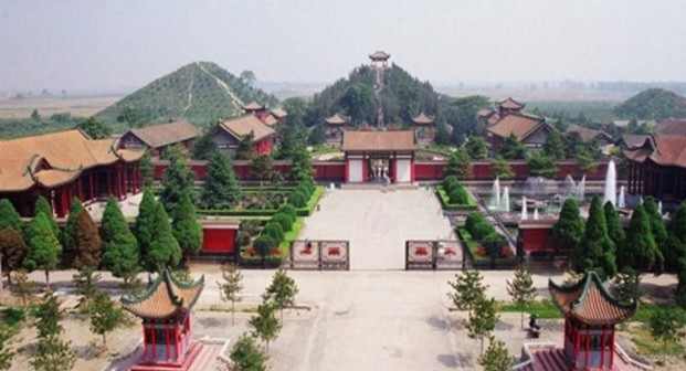 Đặc biệt, sách "Tây Kinh Tạp Ký" có ghi chép thi hài Hán Vũ Đế có ngậm thiền ngọc, xung quanh đặt rất nhiều vàng bạc, châu báu. Trên người Hán Vũ Đế mặc 1 chiếc áo được làm từ ngọc quý dài tới 1,88m.