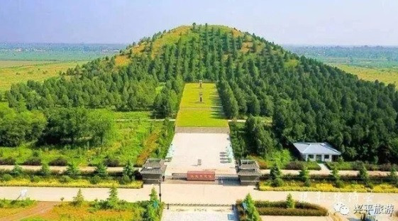 Theo "Tấn Thư", Mậu Lăng được Hán Vũ Đế Lưu Triệt xây dựng trong 53 năm. Sau 54 trị vì đất nước, ông băng hà và được chôn cất trong Mậu Lăng cùng đồ tùy táng khủng như vàng bạc, châu báu, đồ cổ, thư pháp...