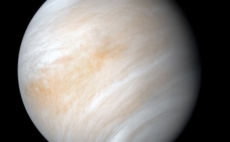 Theo đó, nhóm nghiên cứu lần đầu tiên phát hiện các nguyên tử oxy trong bầu khí quyển của sao Kim vào ban ngày.