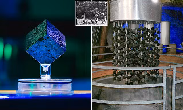 Lò phản ứng B-VIII của Đức quốc xã dùng 664 khối uranium. Chúng được xâu chuỗi lại, lơ lửng với nhau. Trong đó các nguyên tử hydro của nước được thay thế bằng deuterium. Lò phản ứng thứ hai có quy mô nhỏ hơn và chỉ sử dụng khoảng 400 khối uranium trong lõi.