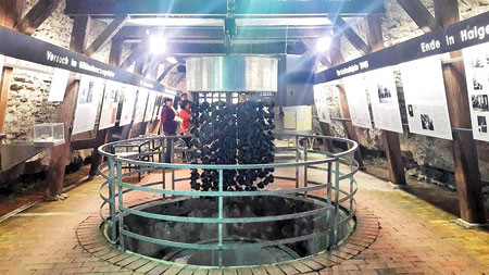 Các nhà nghiên cứu cho rằng, nếu Đức quốc xã tập hợp được nguồn lực và có thêm thời gian thì chương trình hạt nhân của Hitler có thể làm "đảo lộn" cục diện thế giới. May mắn là chương trình hạt nhân của Hitler "phá sản" khi lực lượng Đồng minh đã triển khai những chiến dịch phá hoại như cho nổ tung cơ sở sản xuất nước nặng của Đức quốc xã bên trong Nhà máy thủy điện Vemork ở Telemark, Na Uy vào năm 1943.