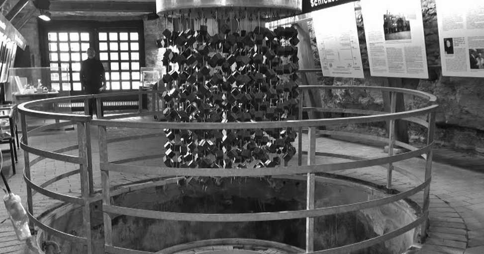 Ở trung tâm của mạng lưới khối uranium hình hộp là một nguồn phóng xạ neutron. Khi hạt neutron bắn phá các nguyên tử urani-235 trong khối hộp, các nguyên tử sẽ phân tách, phóng ra năng lượng khổng lồ và lượng neutron nhiều gấp 3 lần.