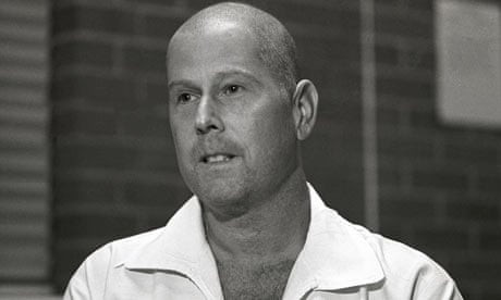 Steven Jay Russell được mệnh danh là "vua lừa đảo" ở Mỹ khi thực hiện hiện nhiều vụ lừa đảo khét tiếng gây chấn động dư luận. Chính vì vậy, gã bị kết án 140 năm tù giam vì phạm nhiều tội, bao gồm cả vượt ngục.