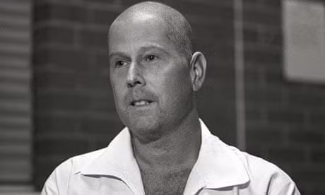 Steven Jay Russell được mệnh danh là "vua lừa đảo" ở Mỹ khi thực hiện hiện nhiều vụ lừa đảo khét tiếng gây chấn động dư luận. Chính vì vậy, gã bị kết án 140 năm tù giam vì phạm nhiều tội, bao gồm cả vượt ngục.