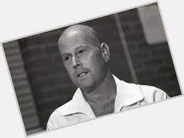 Một trong những cuộc vượt ngục táo bạo nhất của Steven là giả nhiễm HIV khi bị quản chế đặc biệt tại nhà tù Texas. Từ năm 1998, gã cố tình ăn rất ít trong suốt 10 tháng nhằm khiến cơ thể gầy gò, ốm yếu trông giống như người mắc bệnh AIDS. Trong khoảng thời gian đó, Steven còn làm giả hồ sơ y tế của bản thân gửi đến cơ sở chịu trách nhiệm cập nhật tình hình sức khỏe của tù nhân.