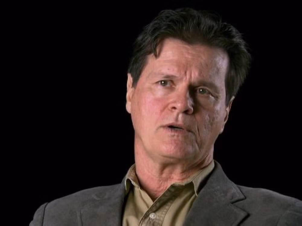 Trong 2 năm đầu thụ án, Dwight đánh nhau với bạn tù và bị đâm 4 lần, nhập viện thường xuyên do bị đánh đập, bị cách ly nhiều ngày… Về sau, gã phạm nhân tình cờ làm quen được Barbara Chilcoate - một sinh viên đi thăm phạm nhân khác.