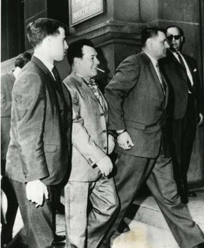 Theo đó, Lucien được cung cấp một vòi nước để hoàn thành công việc. Thế nhưng, không ai ngờ, gã tù nhân này đã lên kế hoạch cùng một số bạn tù dùng vòi nước đó trèo qua bức tường của nhà tù.