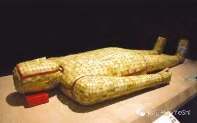 Một lý do khác là việc người Trung Quốc thời xưa quan niệm ngọc bích giúp thi hài người quá cố vẹn nguyên theo thời gian.