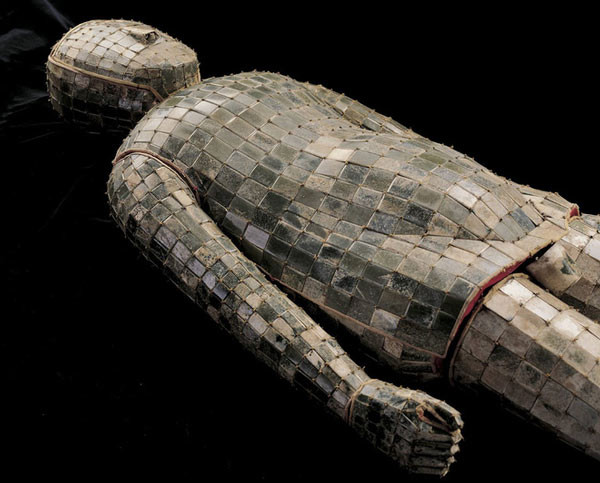 Vậy nên, ngọc y được xem là "siêu bảo vật" cực quý giá và có giá trị cao nhưng kẻ trộm tuyệt đối không dám lấy đi vì một số lý do. Trong số này có việc những bộ trang phục làm từ ngọc chỉ có tầng lớp quyền quý, giàu có mới có thể sở hữu.