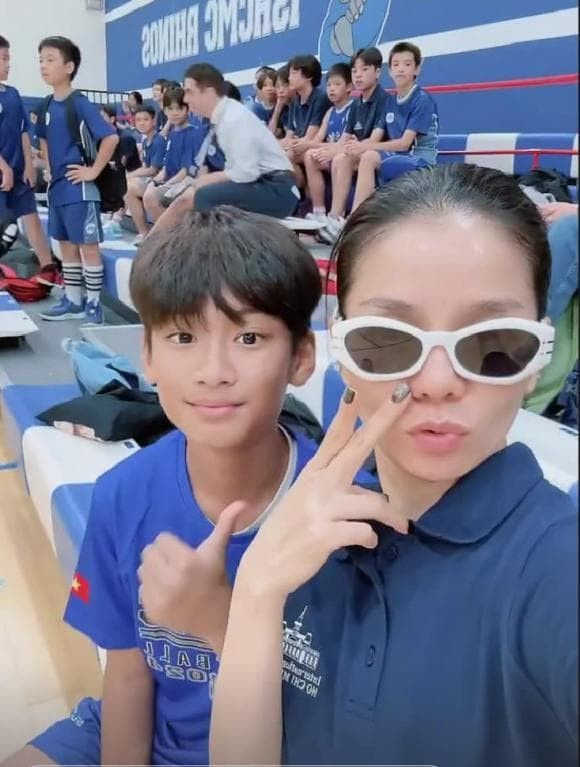 Lệ Quyên tự hào 'flex' chiều cao của con trai, ngang ngửa với mẹ - Hình 2 Le Quyen tu hao 'flex' chieu cao cua con trai, ngang ngua voi me-Hinh-2
