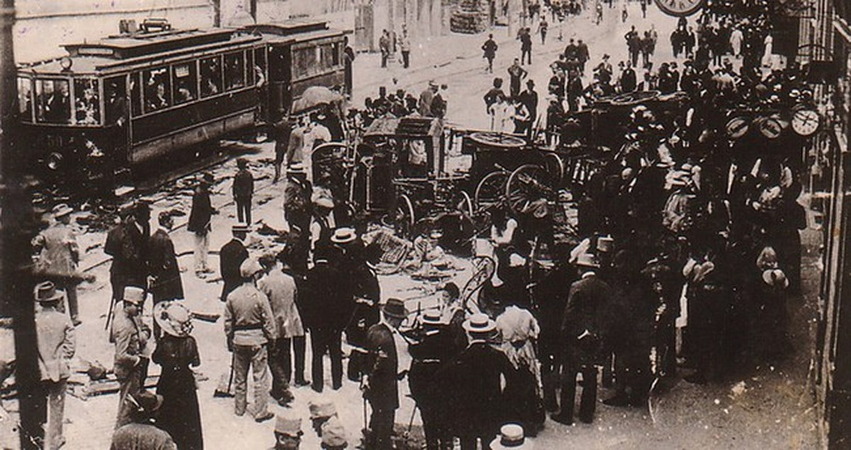 Thủ phạm Gavrilo Princip đã dùng súng ngắn Model 1910 giấu trong người khi xe chở vợ chồng Thái tử Ferdinand ở khoảng cách 1,5m. Gavrilo là thành viên của tổ chức khủng bố Bàn Tay Đen thành lập năm 1911 theo đường lối giải phóng Bosnia và Herzegovina, khu vực tranh chấp giữa Serbia và đế quốc Áo - Hung.