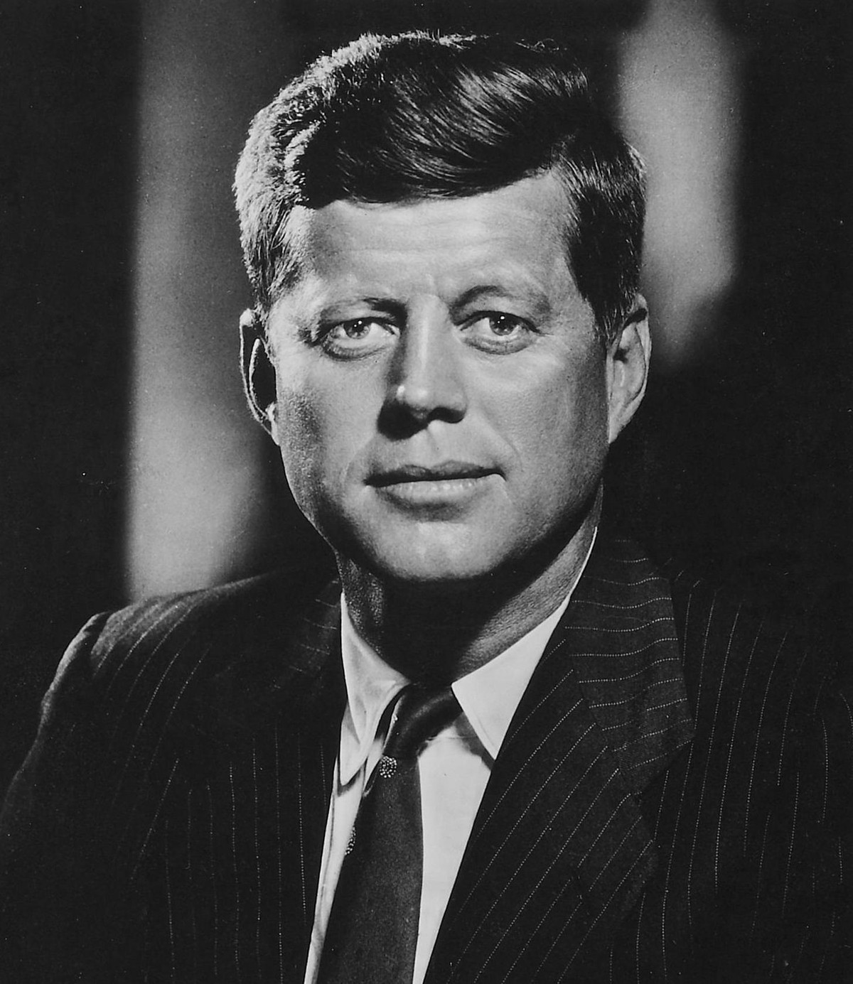 Theo thuyết âm mưu, ông Johnson đã lên kế hoạch cho chuyến đi tới Dallas của Tổng thống Kennedy. Do đó, ông Johnson nắm rõ hành tung của ông chủ Nhà Trắng và dễ dàng sắp xếp để Oswald có thể ám sát thành công Tổng thống Kennedy.