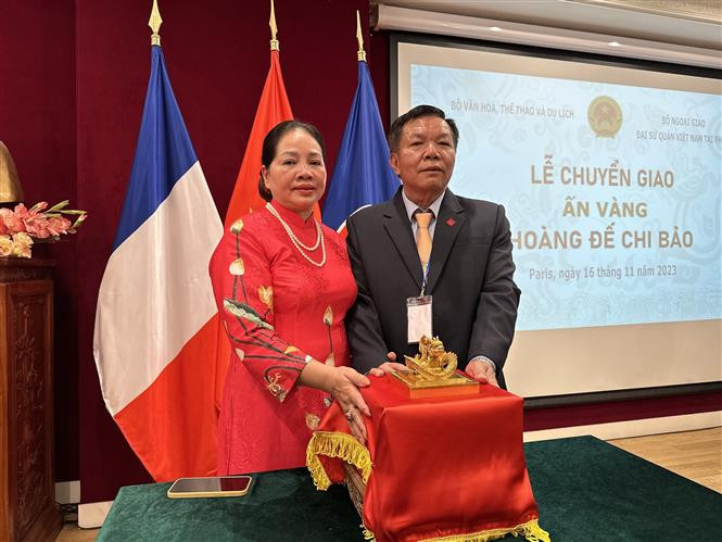 Theo cuốn Khâm định Đại Nam hội điển sự lệ, ấn vàng "Hoàng đế chi bảo" được dùng cho các hoạt động công quyền, chính sự của triều Nguyễn như lễ khánh tiết, ban ân, xá tội, đi tuần thú các địa phương, sắc thư ban cho nước ngoài... Đại diện Cục Di sản Văn hóa khẳng định Hoàng đế chi bảo là ấn vàng lớn, đẹp, quý và quan trọng nhất của vương triều Nguyễn. Ảnh: TTXVN.