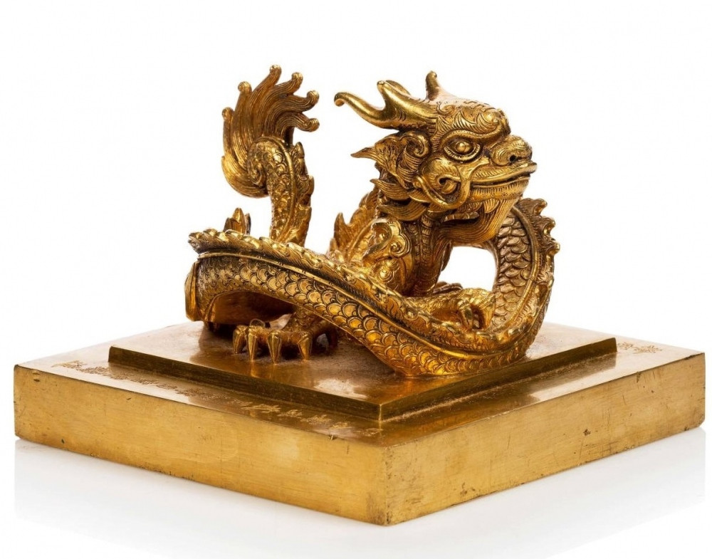 Giám đốc phụ trách chuyên môn ở Bảo tàng Hoàng gia Nam Hồng thông tin ấn vàng được đúc từ vàng 10, độ bền cao, ít bị oxy hóa nên việc bảo quản không khó. Ảnh: VOV.