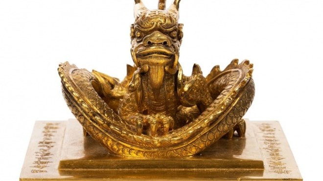 Sau nhiều tháng đàm phán và tiến hành các thủ tục cần thiết, ấn vàng "Hoàng đế chi bảo" đã được chuyển giao từ Pháp về Việt Nam chiều ngày 16/11 theo giờ Pháp. Ảnh: Millon.