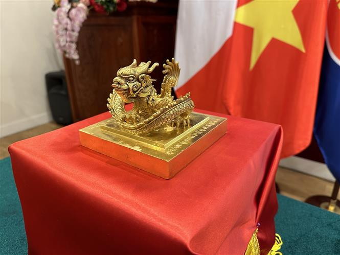 Ấn vàng "Hoàng đế chi bảo" được đặt tên Con dấu vàng quý hiếm Kim bảo tỷ của Hoàng đế Minh Mạng (1791-1841), cao 10,4 cm, nặng 10,78 kg, mặt hình vuông, kích thước 13,8 x 13,7 cm. Ảnh: TTXVN.