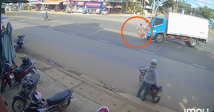 Vuot den do, hai nguoi tren xe may bi o to tai tong vang