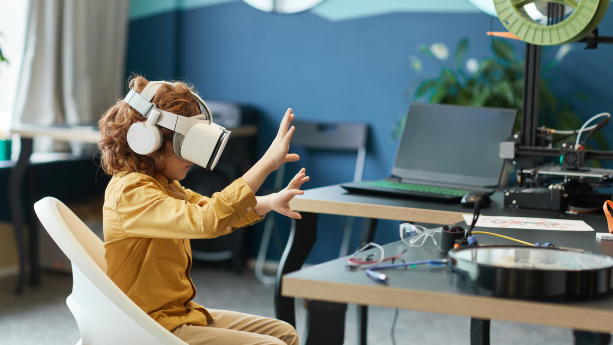 Trong đó, học sinh sẽ sử dụng ứng dụng thực tế ảo (VR) giúp cải thiện quá trình học tập và giảng dạy một cách chân thực và hấp dẫn hơn.