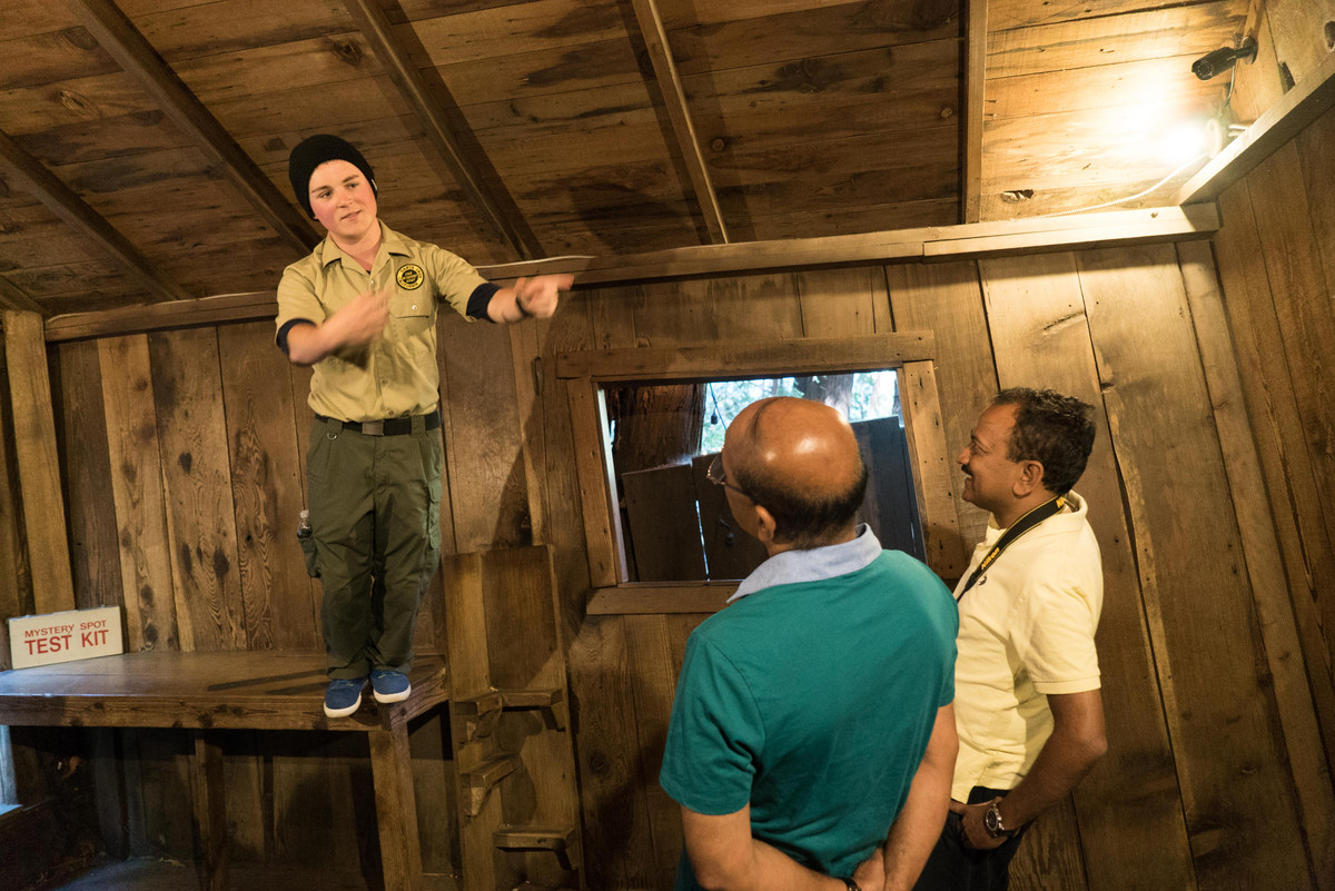 Con người có thể đứng nghiêng về phía trước 45 độ khi ở Mystery Spot mà không bị ngã. Thậm chí, nhiều người còn cảm thấy mất phương hướng, mất thăng bằng khi đứng giữa bốn bức tường của căn nhà.