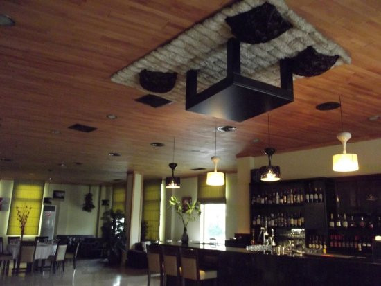 Vậy nên, nhiều người tò mò vì sao kiến trúc sư lại thiết kế đồ vật bên trong nhà hàng Up &amp; Down không giống như những nơi khác khi dường như chúng không bị ảnh hưởng bởi trọng lực.