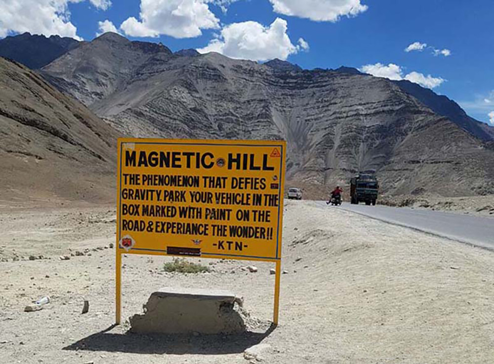 Magnetic Hill (Đồi Nam Châm) ở Ladakh, Ấn Độ nổi tiếng thế giới là nơi tạo cảm giác không trọng lực như trên vũ trụ. Khi đến đây, mọi người chỉ cần dừng ô tô trong ô kẻ trắng trên đường, tắt máy và chờ điều kỳ diệu xảy ra.