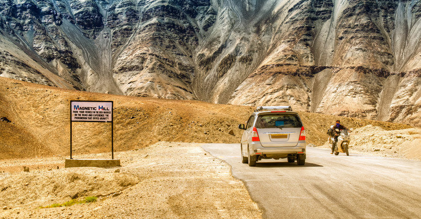 Khi đỗ đúng điểm đánh dấu, ôtô sẽ tự chạy lên dốc với vận tốc khoảng 15 - 20 km/h. Thậm chí, nước đổ ra đường cũng chảy ngược lên dốc một cách kỳ lạ.